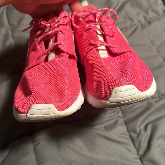 Nike Pink Roshe - Picture 2 of 7